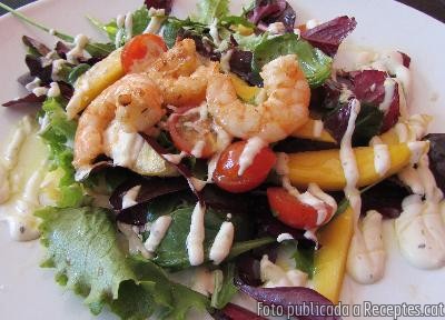 Amanida de mango, pinya i llagostins amb salsa tàrtara